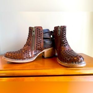 Freebird Dahlia
Freebird by Steven size 6